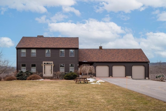 view of front facade featuring a garage and a front yard