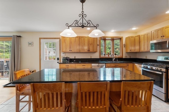 39 Grey Fox Lndg, Woodstock, CT 06281 - kitchen featuring appliances with stainless steel finishes, plenty of natural light, a kitchen island, a breakfast bar, and recessed lighting