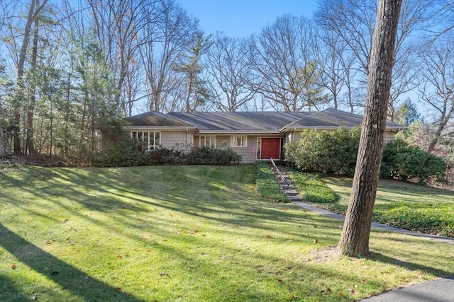 ranch-style house featuring a front yard