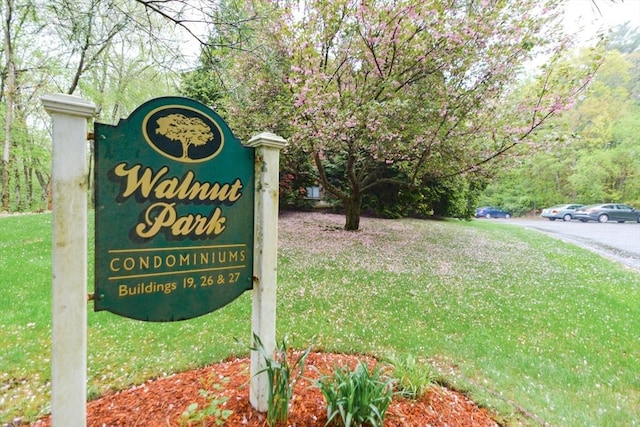 community / neighborhood sign featuring a yard