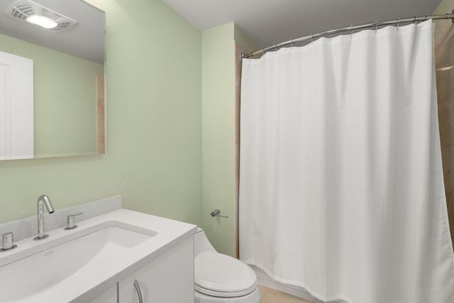 full bathroom featuring toilet, vanity, and curtained shower