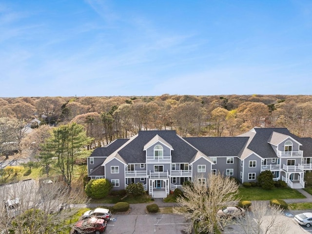 bird's eye view featuring a wooded view