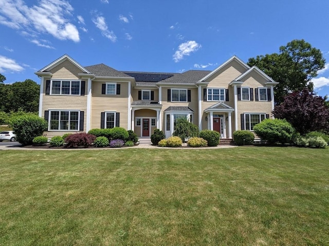 view of front of property featuring a front yard