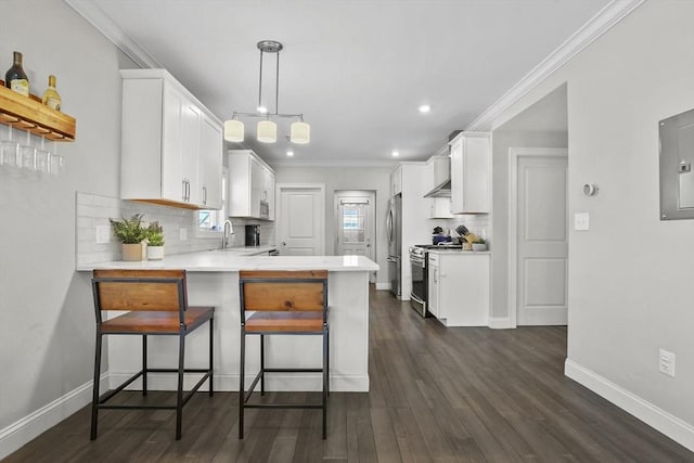 kitchen with kitchen peninsula, stainless steel appliances, white cabinets, crown molding, and a breakfast bar area