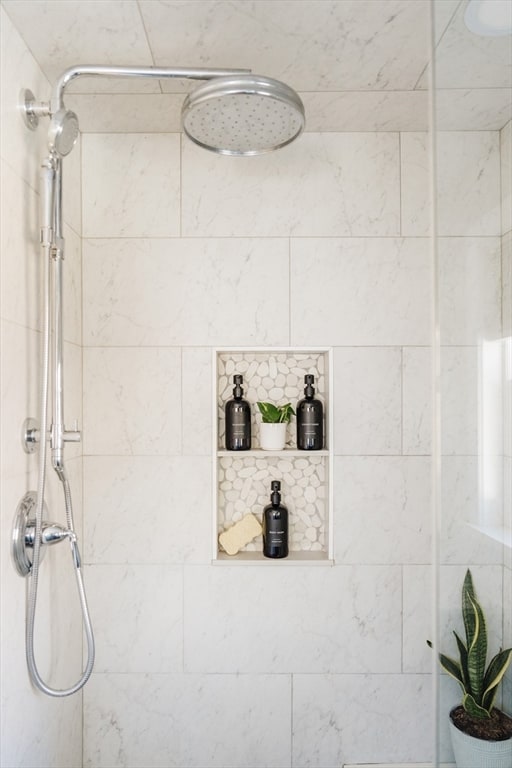 bathroom featuring tiled shower