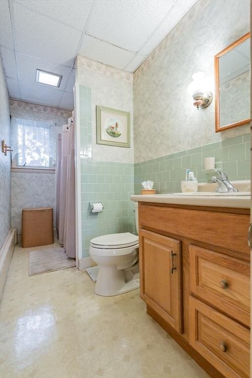 full bath featuring wallpapered walls, a shower with shower curtain, toilet, and a paneled ceiling