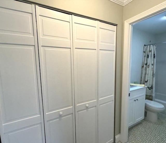 full bathroom featuring a closet, toilet, shower / bath combo with shower curtain, vanity, and tile patterned floors