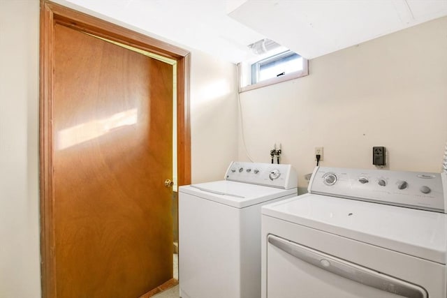 washroom with laundry area and independent washer and dryer