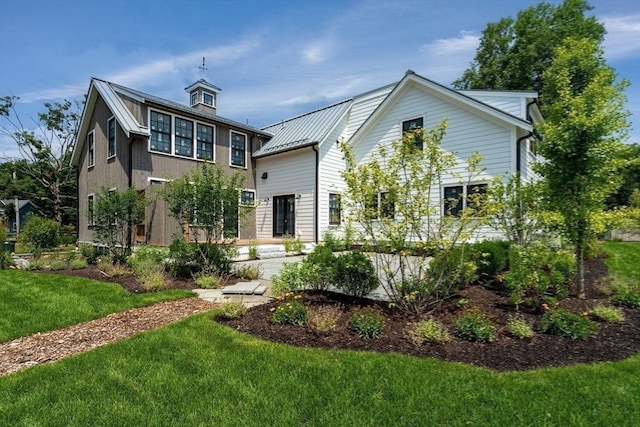 view of front of home featuring a front yard