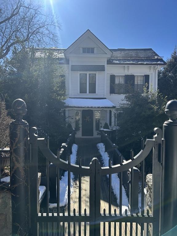 view of front facade featuring a fenced front yard