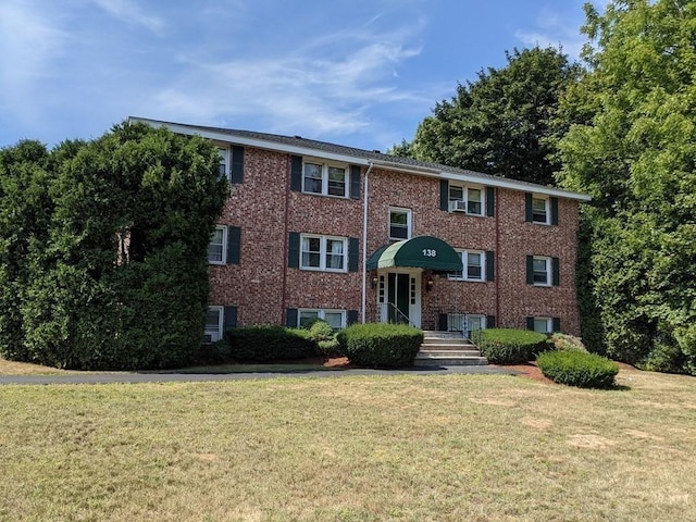 view of front of house featuring a front yard