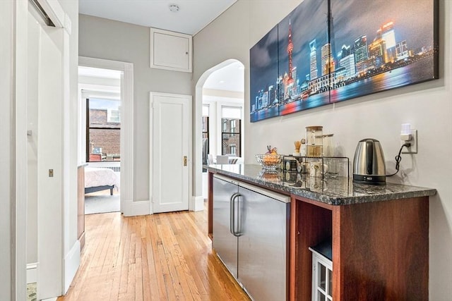 271 Dartmouth St Unit 5C, Boston, MA 02116 - indoor bar featuring light wood finished floors, arched walkways, plenty of natural light, and baseboards
