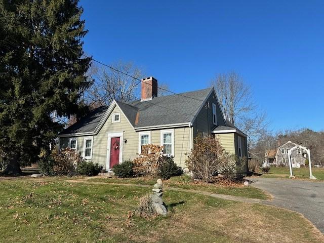 view of front of property with a front yard