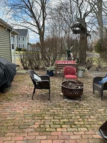 view of patio featuring an outdoor fire pit and grilling area