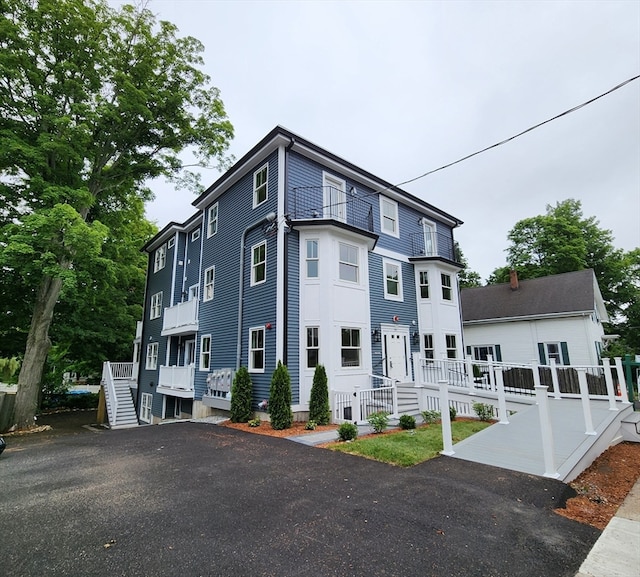 view of front of property