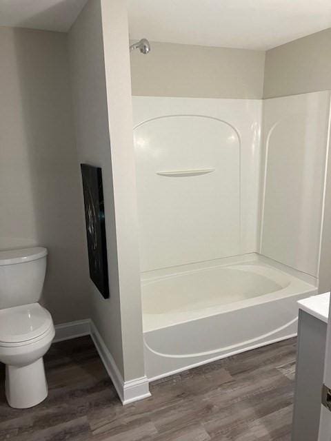 423 Orange St, Springfield, MA 01108 - bathroom with wood finished floors, toilet, vanity,  shower combination, and baseboards