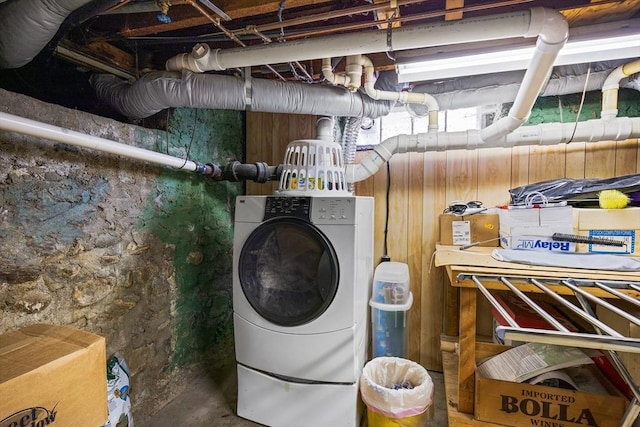 clothes washing area with washer / dryer and laundry area