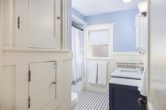 bathroom with toilet, a shower with curtain, and vanity