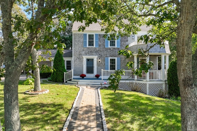 colonial inspired home featuring a front yard