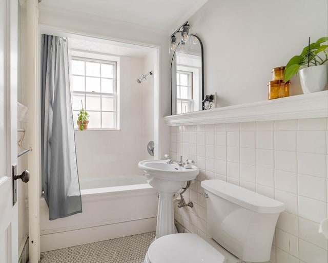 9 Ellery St Unit 33, Cambridge, MA 02138 - bathroom featuring toilet, shower / bathtub combination, and tile walls