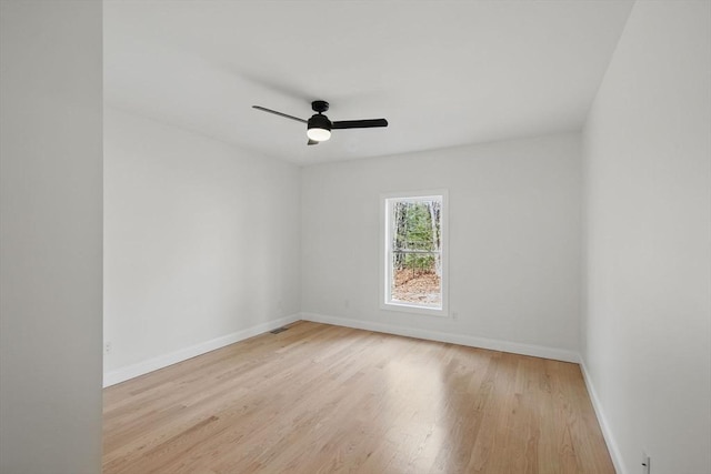 unfurnished room featuring light wood-style flooring, a ceiling fan, and baseboards