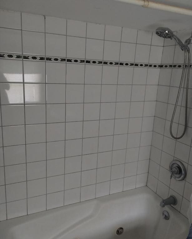 7 Pontos Ave, Burlington, MA 01803 - full bath featuring tub / shower combination