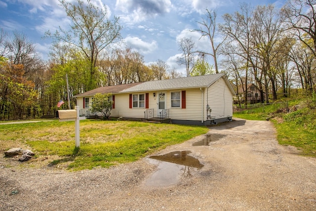 single story home featuring a front lawn