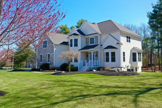 view of front facade featuring a front lawn