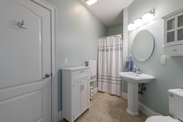 full bath featuring toilet, tile patterned floors, baseboards, and curtained shower