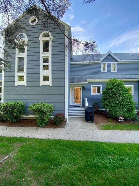 view of front of home featuring a front lawn