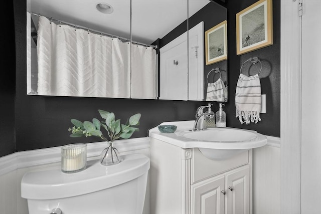 full bathroom with vanity, a wainscoted wall, toilet, and a shower with curtain