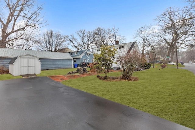 view of yard featuring a shed