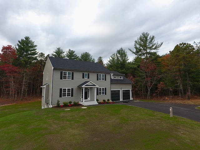 colonial home featuring a front lawn