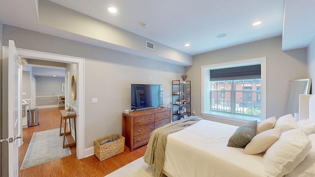 bedroom with recessed lighting, baseboards, visible vents, and light wood-type flooring