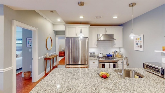 kitchen with a sink, stainless steel appliances, white cabinetry, wood finished floors, and under cabinet range hood