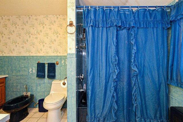 full bathroom featuring wallpapered walls, toilet, a wainscoted wall, tile patterned flooring, and curtained shower