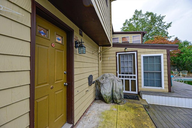 entrance to property featuring a deck