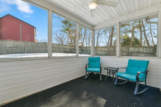 sunroom / solarium with ceiling fan