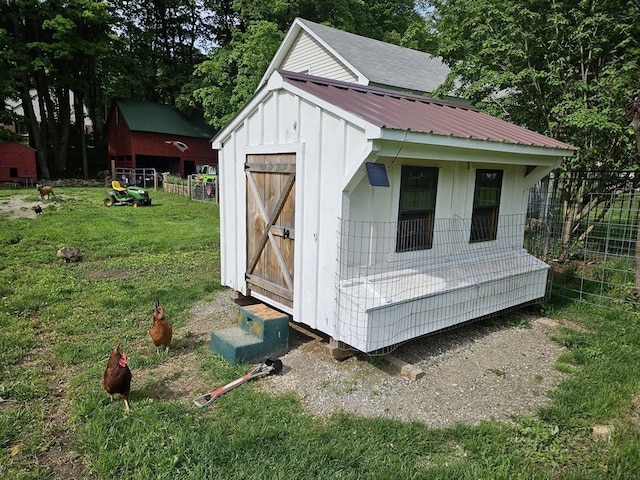 view of outdoor structure with fence and an outdoor structure