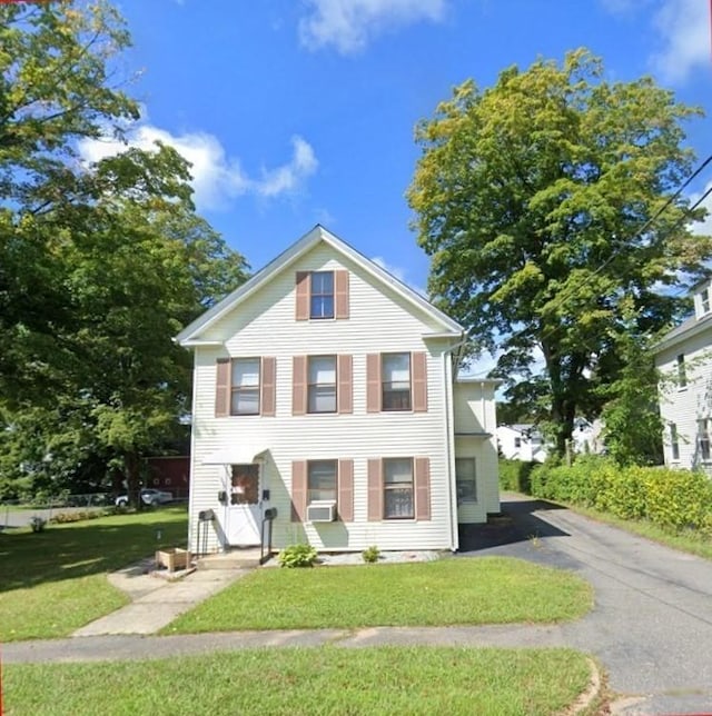 view of front facade with a front lawn