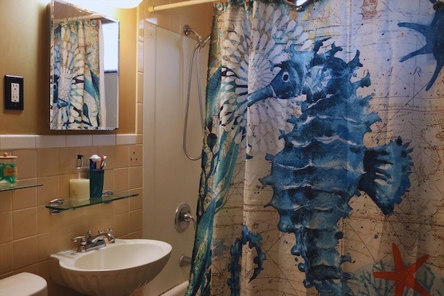 27 Bushwick Pl, Springfield, MA 01109 - bathroom with a sink, tile walls, a shower with curtain, and toilet