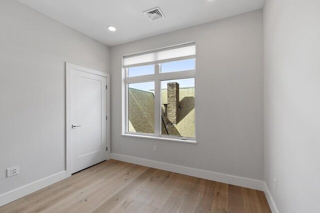 spare room with light wood-style flooring, recessed lighting, baseboards, and visible vents