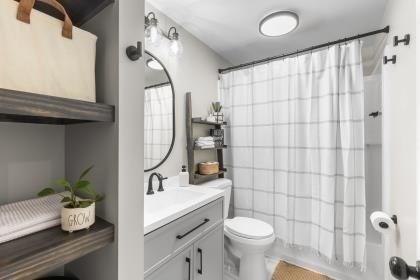537 S River St, Marshfield, MA 02050 - full bath with vanity, toilet, and shower / bath combo with shower curtain