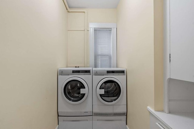 laundry area with laundry area and washer and clothes dryer