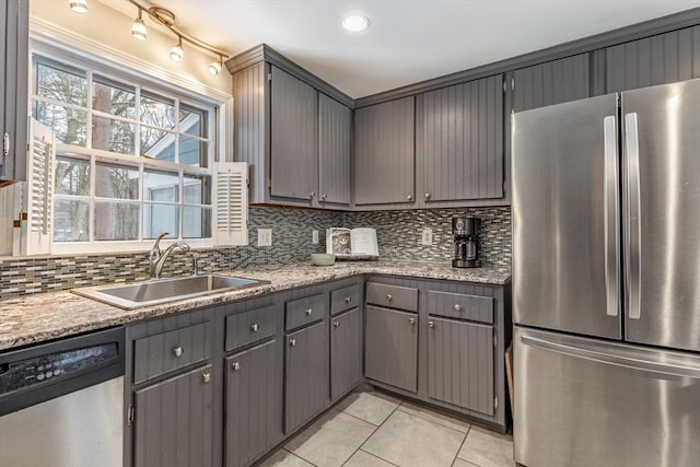 kitchen featuring a sink, stainless steel appliances, light tile patterned flooring, and gray cabinets