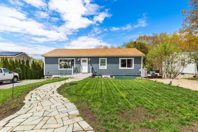 ranch-style house featuring a front yard