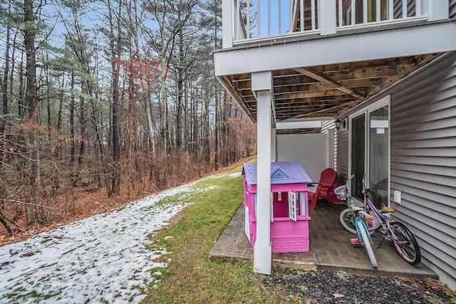 view of yard featuring a balcony