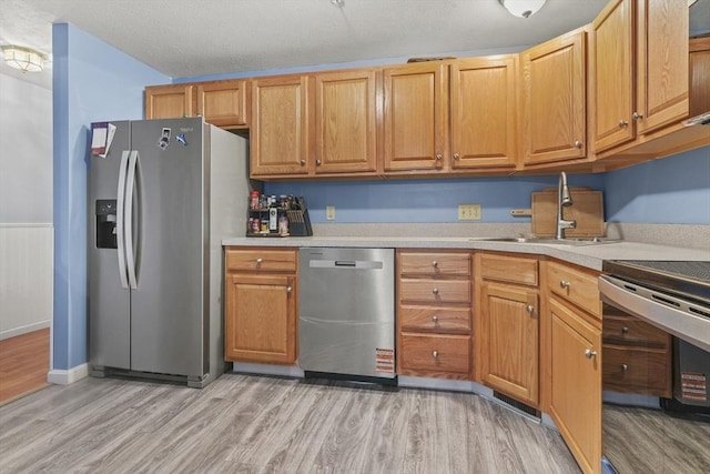 96 Caspian Way Unit 96, Fitchburg, MA 01420 - kitchen featuring stainless steel appliances, a sink, light wood-style flooring, and light countertops