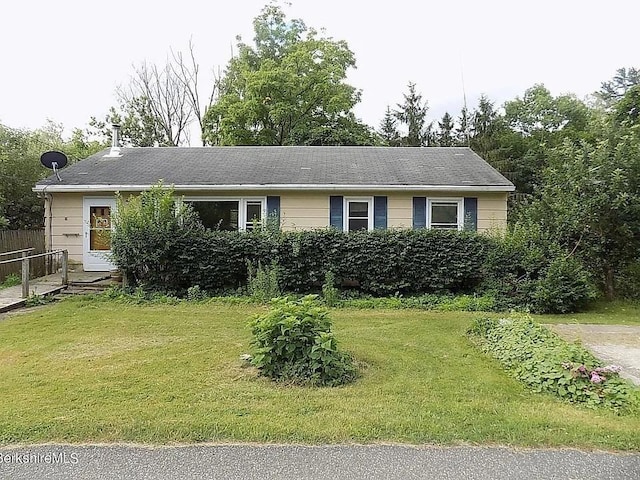 view of front facade with a front yard