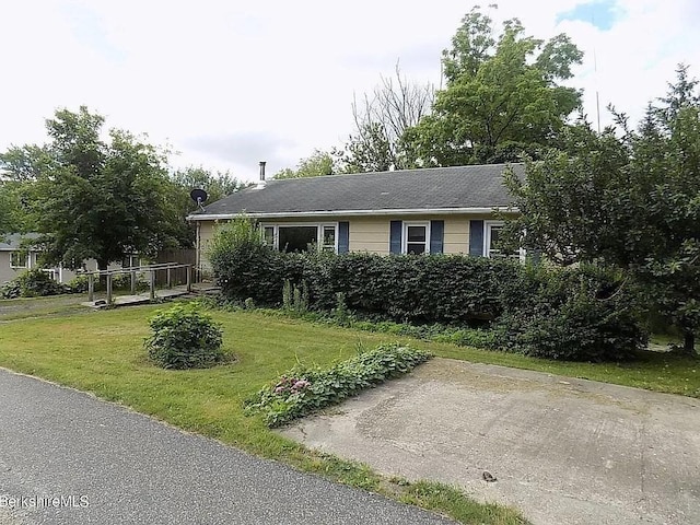 view of front of house featuring a front lawn